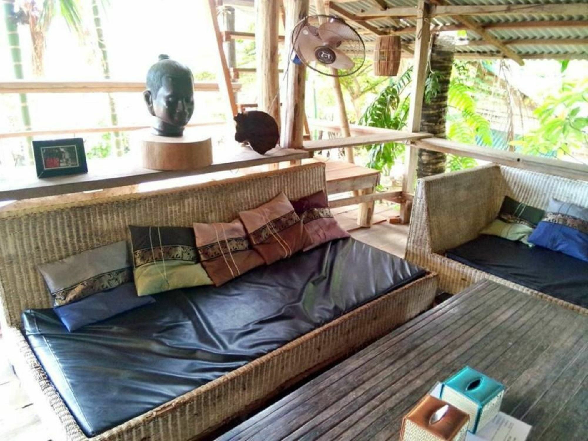 Kepmandou Lounge-Bar Bed & Breakfast Ngoại thất bức ảnh